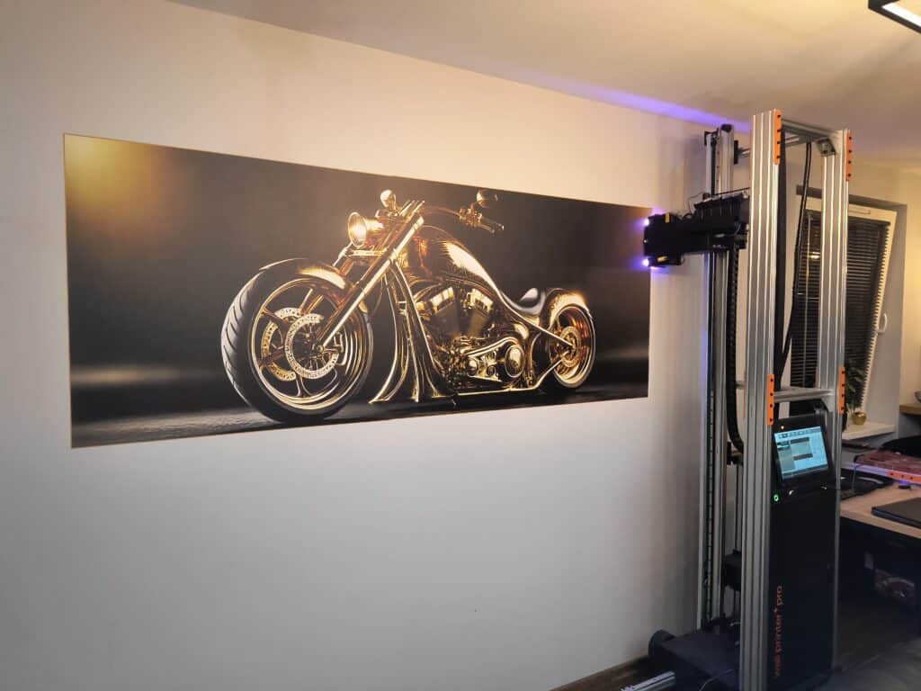 Druk ścienny UV w salonie, pasjonat motoryzacji, złoty motor, chopper, aranżacja salonu w stylu loftowym